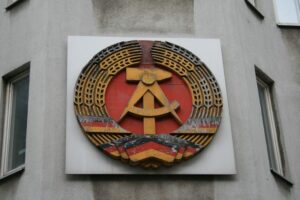 Wappen der DDR an Häuserwand