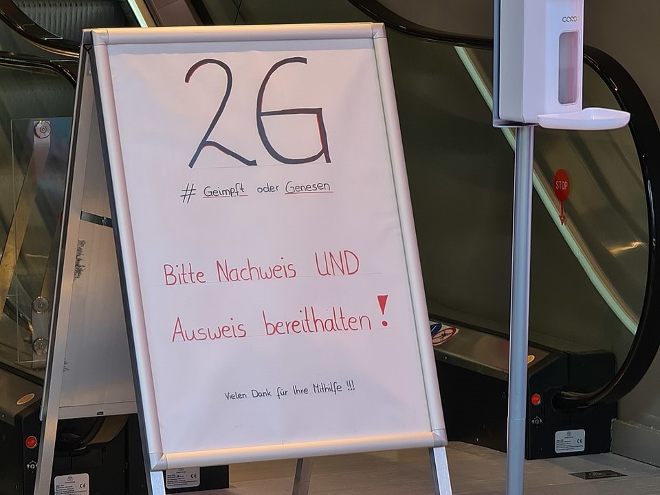 2G Hinweisschild - Zutritt nur für Genesene oder Geimpfte