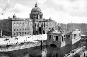 In der Reichshauptstadt war das Berliner Schloss, 1897 mit dem Kaiser-Wilhelm-Nationaldenkmal geschmückt, die Residenz Kaiser Wilhelms II.