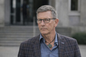 Michael Fritsch, grauhaariger Mann mit Brille und Sakko, steht vor dem Gericht.