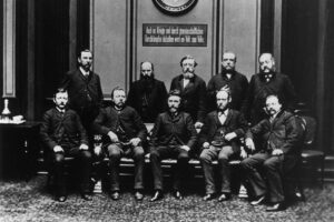 Gruppenfoto der SPD Reichstagsfraktion 1889 (sitzend, von links nach rechts): Georg Schumacher, Friedrich Harm, August Bebel, Heinrich Meister, Karl Frohme; (stehend, von links nach rechts): Johann Dietz, August Kühn, Wilhelm Liebknecht, Carl Grillenberger, Paul Singer.