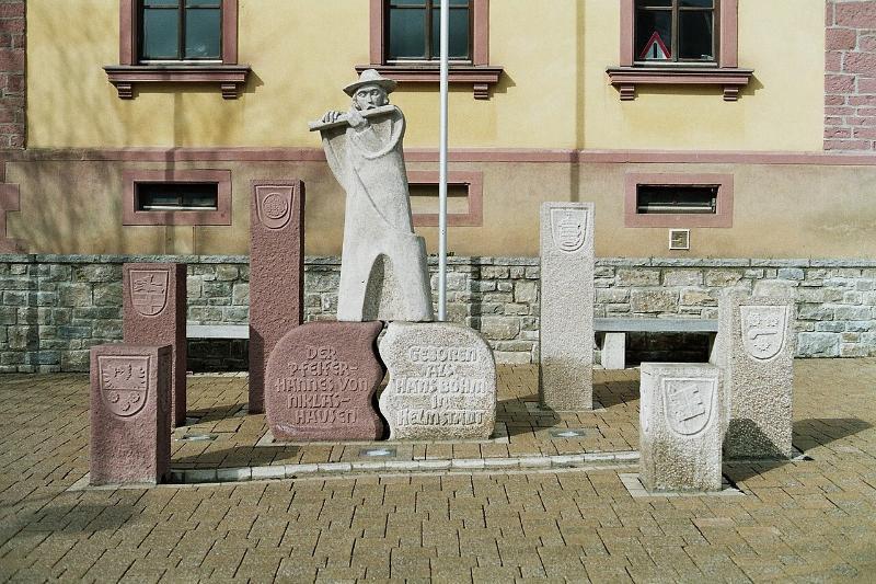 Denkmal für Hans Böhm, in Helmstadt