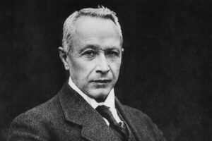 Schwarzweiß-Porträt von Hugo Junkers in Anzug und Krawatte, um 1920.