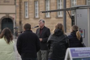 Pfarrer Mack bei einem öffentlichen Gottesdienst