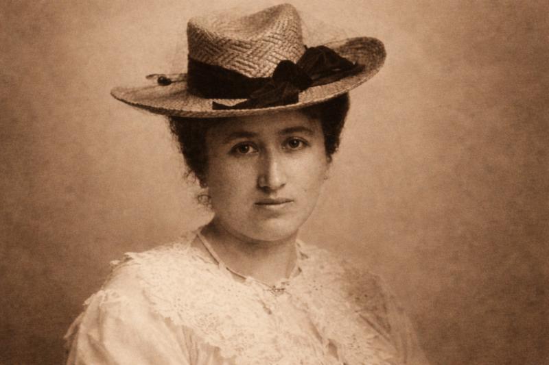 Rosa Luxemburg, historisches Porträt in Sepia, mit breitkrempigem Hut und heller Bluse, frontal blickend (frühes 20. Jahrhundert)