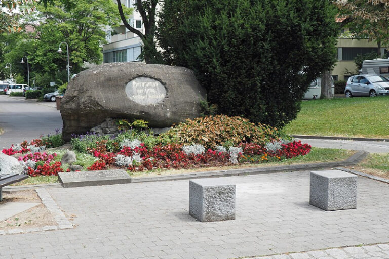 Hussenstein in Konstanz, Gedenktafel für Hieronymus von Prag. Der 350 Zentner schwere Findling liegt an dem Ort, an dem der böhmische Reformator Jan Hus (am 6. Juli 1415) und sein Freund und Mitstreiter Hieronymus von Prag (am 30. Mai 1416) als Ketzer während des Konstanzer Konzils verbrannt wurden. Der mit Spendengeldern finanzierte Gedenkstein aus schwärzlichem Kalkstein wurde am 6. Oktober 1862 eingeweiht. Regelmäßig am 6. Juli ist der Hussenstein Schauplatz der jährlichen Gedenkfeier für Jan Hus und Hieronymus von Prag.