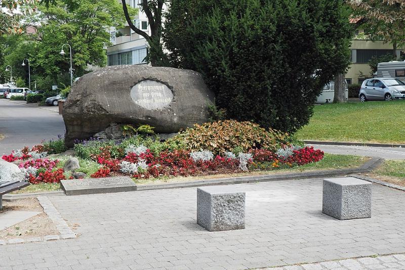 Hussenstein in Konstanz, Gedenktafel für Hieronymus von Prag. Der 350 Zentner schwere Findling liegt an dem Ort, an dem der böhmische Reformator Jan Hus (am 6. Juli 1415) und sein Freund und Mitstreiter Hieronymus von Prag (am 30. Mai 1416) als Ketzer während des Konstanzer Konzils verbrannt wurden. Der mit Spendengeldern finanzierte Gedenkstein aus schwärzlichem Kalkstein wurde am 6. Oktober 1862 eingeweiht. Regelmäßig am 6. Juli ist der Hussenstein Schauplatz der jährlichen Gedenkfeier für Jan Hus und Hieronymus von Prag.
