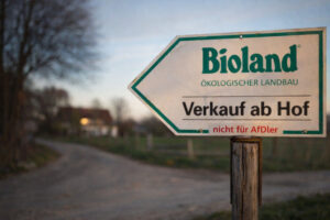 Bioland-Schild mit Hinweis „nicht für AfDler“ an einer Landstraße vor einem Bauernhof