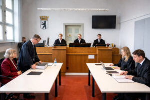 Correctiv Niederlage gegen AfD: Gerichtsszene in einem deutschen Gerichtssaal mit drei Richtern auf der Richterbank, Anwälten an den Tischen und einer Verhandlung im Gange