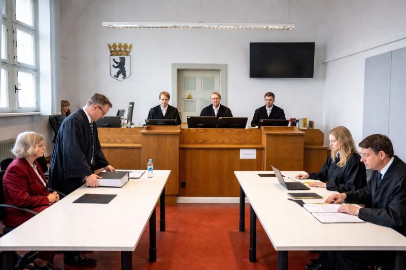 Correctiv Niederlage gegen AfD: Gerichtsszene in einem deutschen Gerichtssaal mit drei Richtern auf der Richterbank, Anwälten an den Tischen und einer Verhandlung im Gange