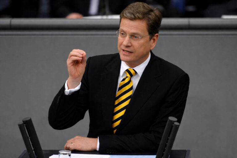 Guido Westerwelle warnt im Bundestag mit erhobener Hand vor schleichendem Verlust der Freiheit