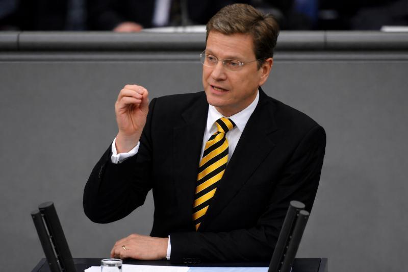 Guido Westerwelle warnt im Bundestag mit erhobener Hand vor schleichendem Verlust der Freiheit