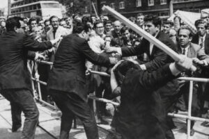 Jubelperser greifen 1967 beim Schah-Besuch in West-Berlin Demonstranten mit Holzlatten an