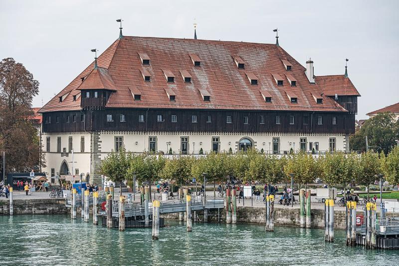 Das Konzilgebäude (eigentlich Kaufhaus) ist eine Sehenswürdigkeit in Konstanz am Ufer des Bodensees. Der dreigeschossige, massive Steinbau mit Walmdach wurde ab 1388 als Warenlager für reisende und ortsansässige Händler errichtet und diente fast 500 Jahre lang als Umschlagplatz für Handelswaren am Konstanzer Hafen. Während des Konstanzer Konzils von 1414 bis 1418 fand im Jahr 1417 das Konklave zur Wahl von Papst Martin V. in diesem geräumigen Bauwerk statt. Es gilt als größter erhaltener mittelalterlicher Profanbau in Süddeutschland und wird seit 1912 als Restaurant, Festsaal und Kongresszentrum genutzt.