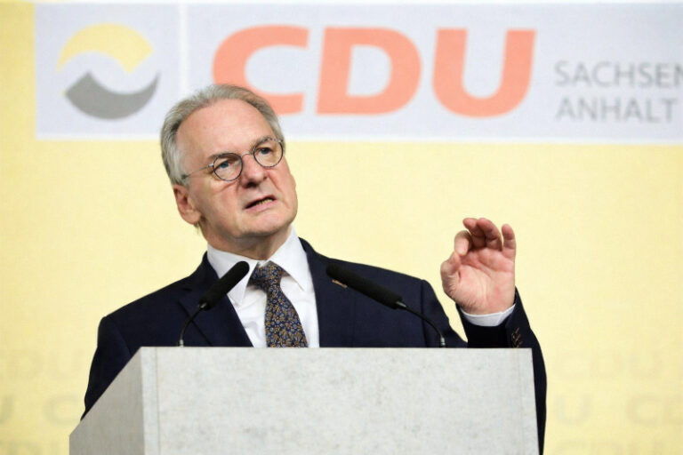 Politische Verfolgung in Deutschland 4 Reiner Haseloff (CDU), ehemaliger Ministerpräsident von Sachsen-Anhalt, hält eine Rede an einem Podium bei einer CDU-Veranstaltung