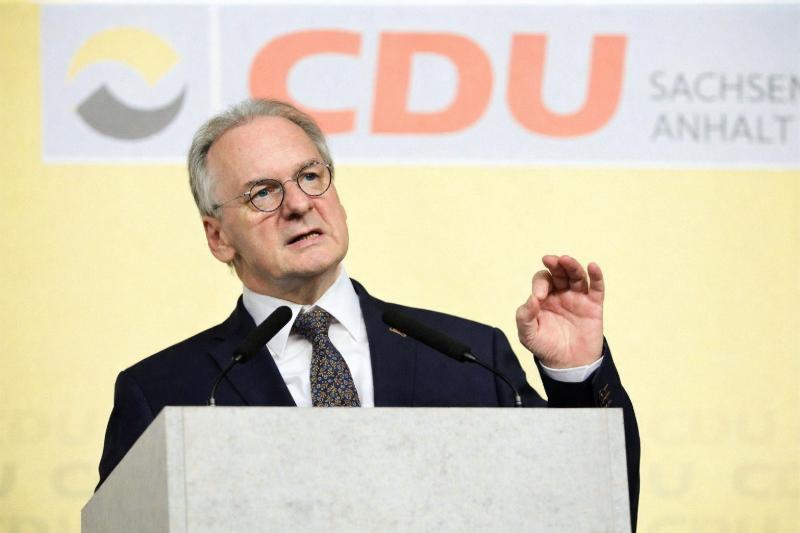 Reiner Haseloff (CDU), ehemaliger Ministerpräsident von Sachsen-Anhalt, hält eine Rede an einem Podium bei einer CDU-Veranstaltung