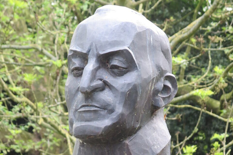 Büste von Carl von Ossietzky am Theaterwall in Oldenburg