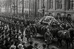 Politische Morde: Trauerzug mit Sarg und Soldaten bei einer staatlichen Beerdigung in der Weimarer Republik, umgeben von großer Menschenmenge