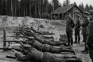 Schwarze Reichswehr: Paramilitärische Einheit der Schwarzen Reichswehr bei einer geheimen militärischen Übung in der Weimarer Republik