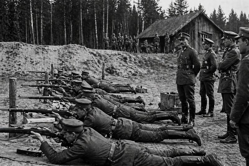 Schwarze Reichswehr: Paramilitärische Einheit der Schwarzen Reichswehr bei einer geheimen militärischen Übung in der Weimarer Republik