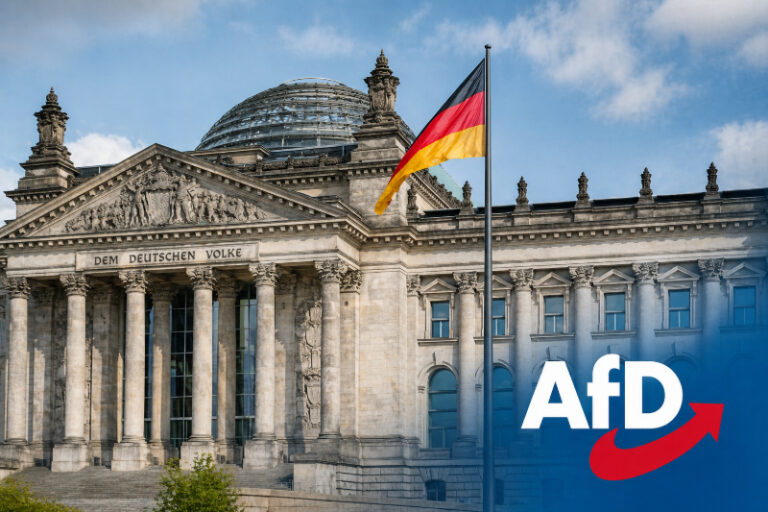 Reichstagsgebäude in Berlin mit deutscher Flagge und eingeblendetem AfD-Logo vor blauem Hintergrund.