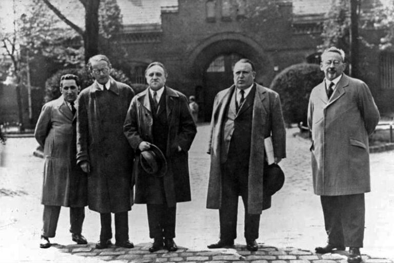 Politische Verfolgung in Deutschland 37 Weltbühne-Prozess: Vor der Strafanstalt in Berlin-Tegel. V. l. n. r.: Kurt Großmann, Rudolf Olden, beide Deutsche Liga für Menschenrechte; Carl von Ossietzky, Alfred Apfel Rechtsanwalt, Kurt Rosenfeld