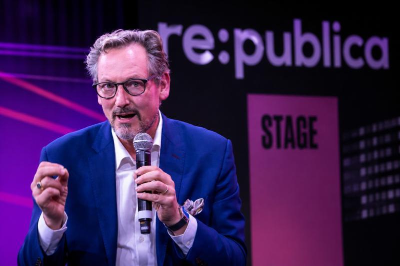 ÖRR-Moderator Hirschhausen vergleicht AfD-Kritik an Inklusionspolitik mit den Euthanasie-Verbrechen der Nazis 5 Hirschhausen auf der re:publica-Bühne mit Mikrofon vor beleuchtetem Konferenzhintergrund