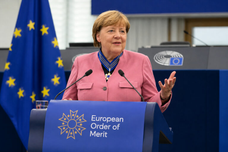Politische Verfolgung in Deutschland 8 Altkanzlerin Angela Merkel fordert Zensur und wurde als verdienstvolles Mitglied mit dem Europäischen Verdienstorden ausgezeichnet