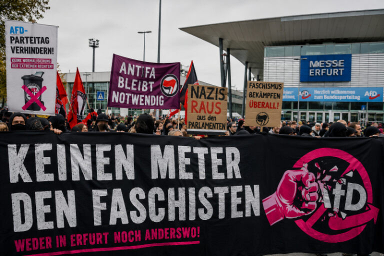 Demonstration gegen den AfD-Parteitag vor der Messe Erfurt mit zahlreichen Protestierenden, Transparenten und Fahnen im 3:2-Format.