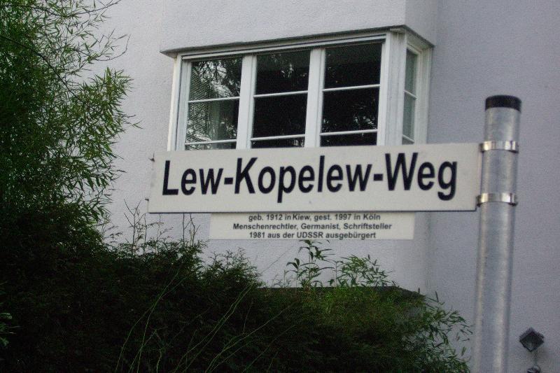 Der Lew-Kopelew-Weg an der Ecke Neuenhöfer Allee in Köln, NRW, Deutschland, fotografiert am Tag der Einweihung am 26.01.2009