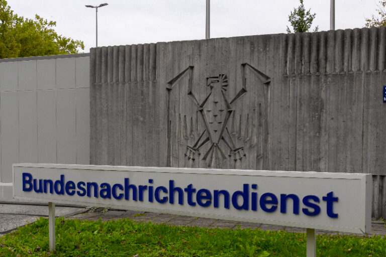Politische Verfolgung in Deutschland 1 Haupttor zum Bundesnachrichtendienst-Gelände in Pullach