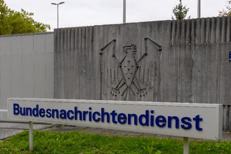 Politische Verfolgung in Deutschland 1 Haupttor zum Bundesnachrichtendienst-Gelände in Pullach