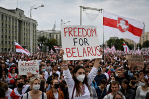 Friedliche Demonstration in Belarus als Symbol für Proteste, Demokratiebewegung und politische Verfolgung.