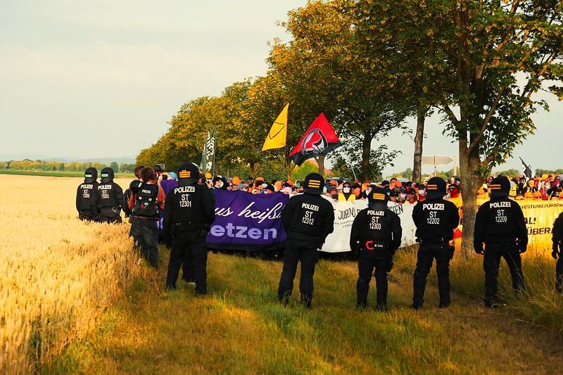Hetzjagd bei der Demo des Bündnis "Widersetzen": Linksextremer Mob schlägt Apollo-Reporter auf dem Erfurter AfD-Parteitag krankenhausreif - auch Übergriffe auf Reporter von der Jungen Freiheit und dem Bayerischen Rundfunk 1 Widersetzen Demo