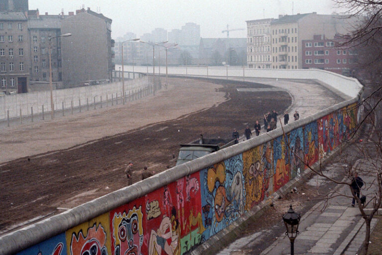 Graffiti auf West-Berliner Seite, auf Ost-Berliner Seite die planierten Anlagen des Luisenstädtischen Kanals, 1986