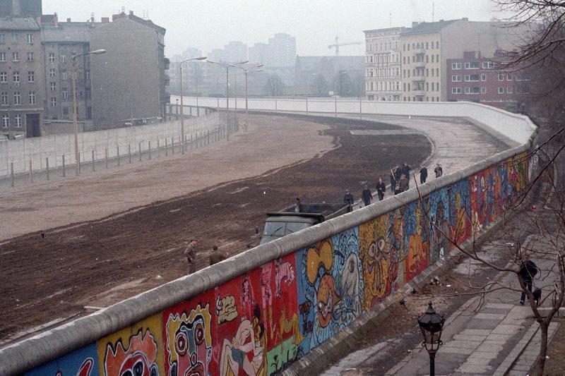 Der tödliche Schutzwall: Die getöteten Opfer an der Berliner Mauer und der innerdeutschen Grenze 1 Graffiti auf West-Berliner Seite, auf Ost-Berliner Seite die planierten Anlagen des Luisenstädtischen Kanals, 1986