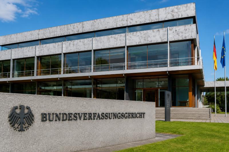 Bundesverfassungsgericht kritisiert Bundestag für langsame Wahlprüfung: Wie der Parteienstaat die Wahlprüfung verschleppt und Millionen Wählerstimmen blockiert 1 Bundesverfassungsgericht in Karlsruhe mit Bundesadler und deutscher Flagge