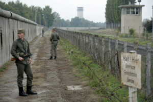 DDR-Grenzanlage mit Grenzsoldaten, Wachturm, Stacheldraht und Grenzmauer