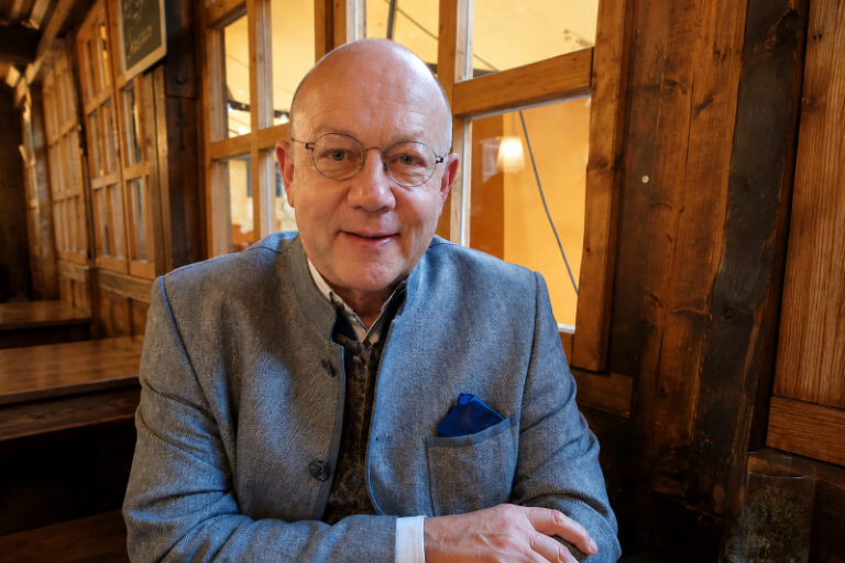 Politische Verfolgung in Deutschland 2 Dr. Wolfgang Urmetzer in einem Lokal