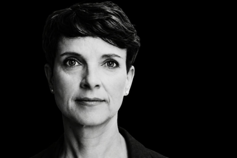 Porträtbild von Frauke Petry in schwarz-weiß