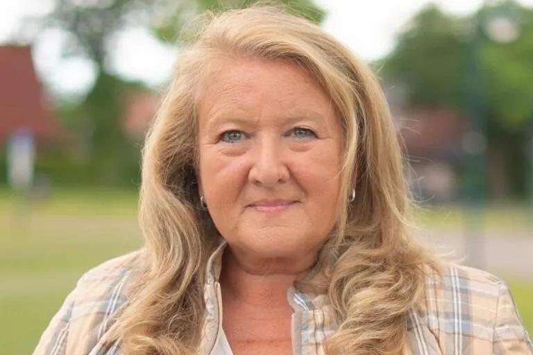 Politische Verfolgung in Deutschland 1 Porträt im Freien von Martina Müller, AfD