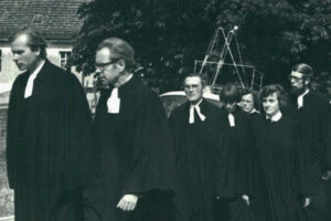 Funeral procession for Oskar Brüsewitz: A number of clergymen in their robes are attending the funeral of Reverend Brüsewitz.