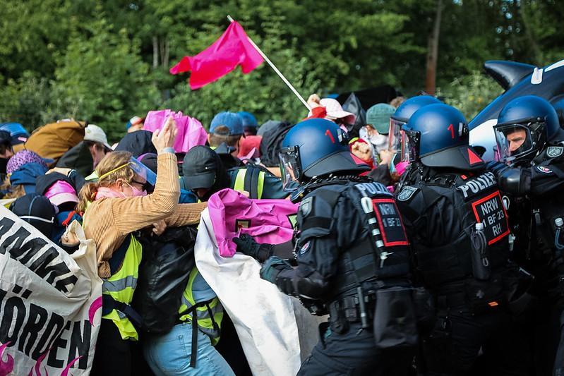 Noa Sander von "Widersetzen" will politische Gewalt "zelebrieren": Antifa-Sprecher fordert bei Strategiedebatte "militanten Antifaschismus" 1 politische gewalt widersetzen antifa