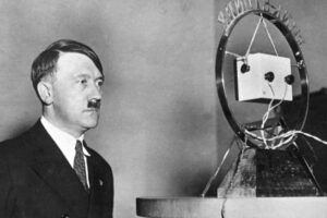 Rundfunkansprache, 1. Februar 1933, Hitler mit einem von Eugen Reisz entwickelten Marmorblock-Mikrofon