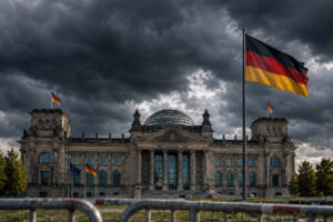 Reichstag in Berlin unter dunklen Gewitterwolken als Symbol für politische Herausforderungen und Probleme der Demokratie in Deutschland