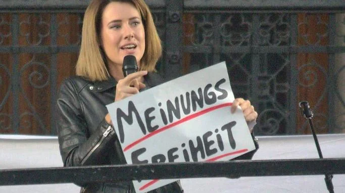 Frau mit Schild "Meinungsfreiheit"