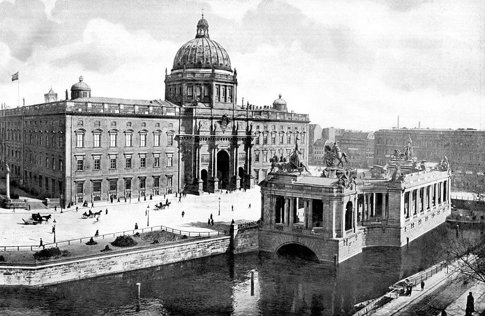 Sicherung der autoritären Ordnung: Die politische Verfolgung im Kaiserreich 1 In der Reichshauptstadt war das Berliner Schloss, 1897 mit dem Kaiser-Wilhelm-Nationaldenkmal geschmückt, die Residenz Kaiser Wilhelms II.
