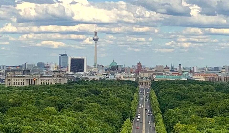 Politische Verfolgung in Deutschland – Beunruhigende Tendenzen 1 Skyline von Berlin als Symbolbild der zunehmenden Verfolgung und Repression in der Bundesrepublik Deutschland