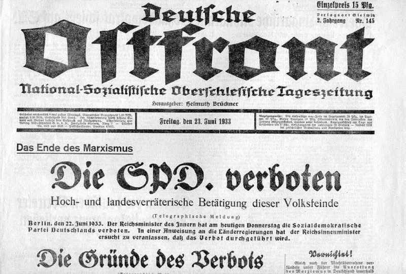 Ein Symbolbild für die politische Verfolgung im Nationalsozialismus: Regionale Tageszeitung der NSDAP für Oberschlesien "Deutsche Ostfront" zum Verbot der SPD