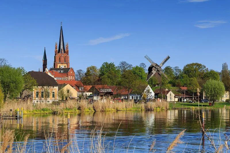 Politische Verfolgung in Werder (Havel) – Linkes Bündnis fordert Abwahl von AfD-Abgeordnetem Marlon Deter 1 Politische Verfolgung in Werder - Stadt-Silhouette und Hafen von Werder (Havel)